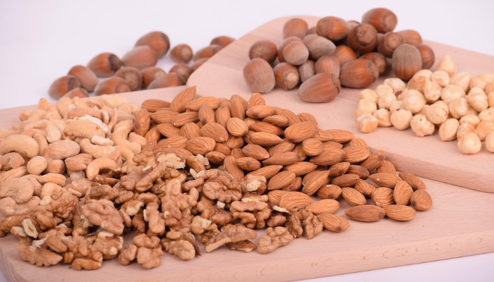 les noix sont d'excellentes sources d'antioxydants et de graisses saines, graisse hépatique, flocons d'avoine